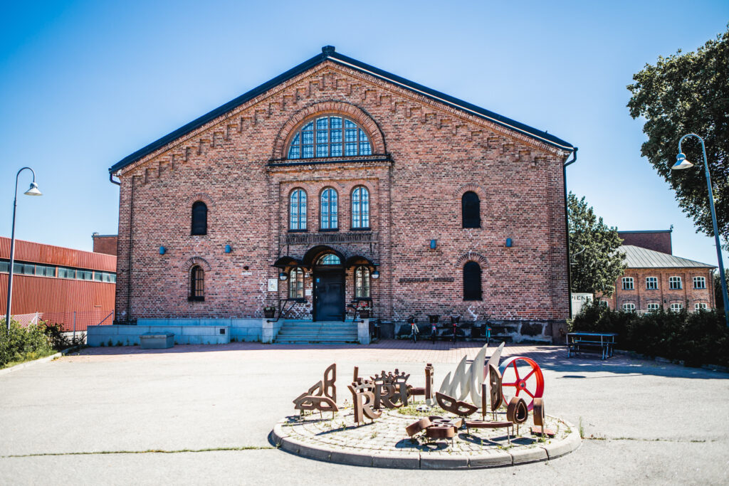 Rosenlew-museo ja Lempi-veistos. Kuva Mikael Leppäniemi.
